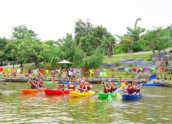 cuộc thi chèo thuyền Kayak - Khám phá dòng sông tình yêu tại Công viên Suối khoáng nóng Núi Thần Tài trong dịp lễ 2/9 năm nay đuwocjdduwwocj nhiều du khách ưa thích khi đến 