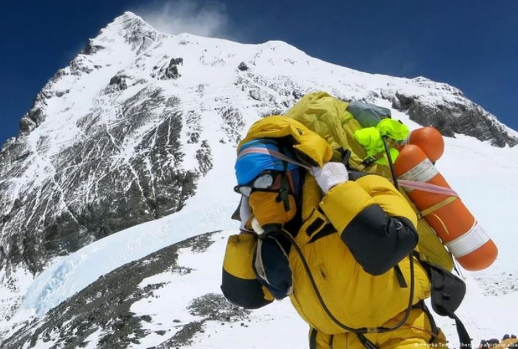 Vì sao những người bỏ mạng trên đỉnh Everest sẽ phải nằm tại đó mãi mãi?