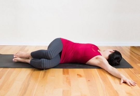4 tư thế Yoga cực kỳ đơn giản trong điều trị mất ngủ