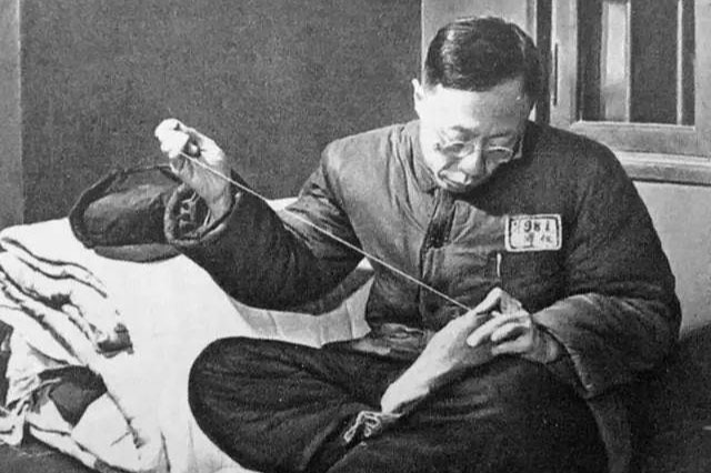 Gặp lại Phổ Nghi khi không còn thân phận Hoàng đế, các thái giám quỳ xuống gọi to 3 chữ khiến ông bật khóc