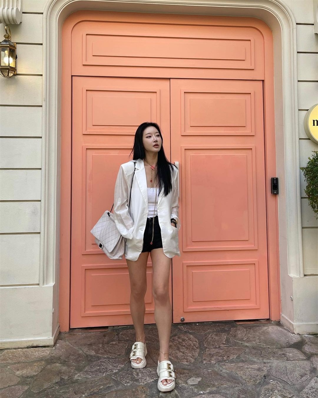 Người phụ nữ gây sốt vì 50 tuổi mà trông trẻ như con gái 20 tuổi ảnh 13