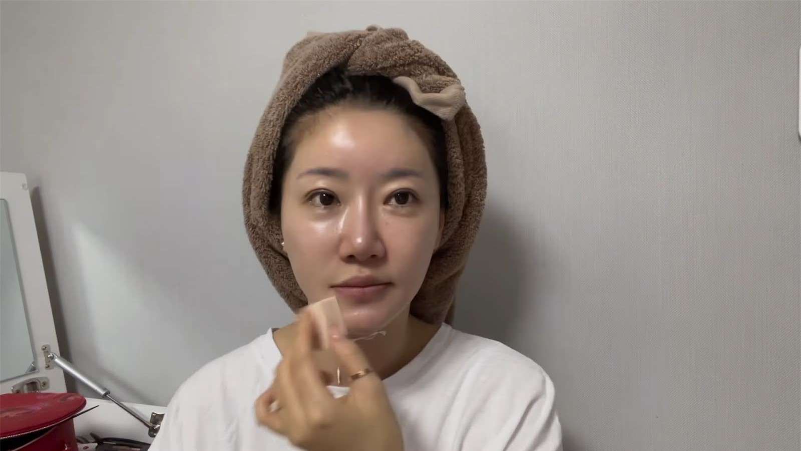 Người phụ nữ gây sốt vì 50 tuổi mà trông trẻ như con gái 20 tuổi ảnh 8