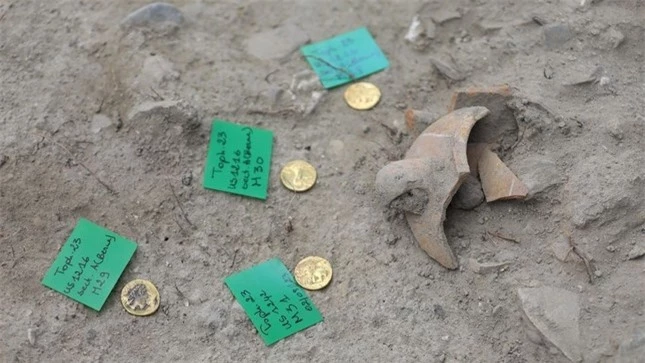 Phát hiện tiền vàng 2.300 tuổi quý hiếm và những bình cổ chứa xương kì dị ảnh 1