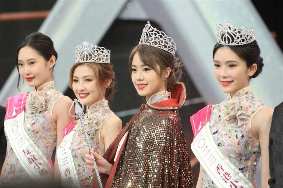 Sắc vóc cô gái 21 tuổi phá vỡ lời nguyền để trở thành Hoa hậu Hong Kong 2023 ảnh 1
