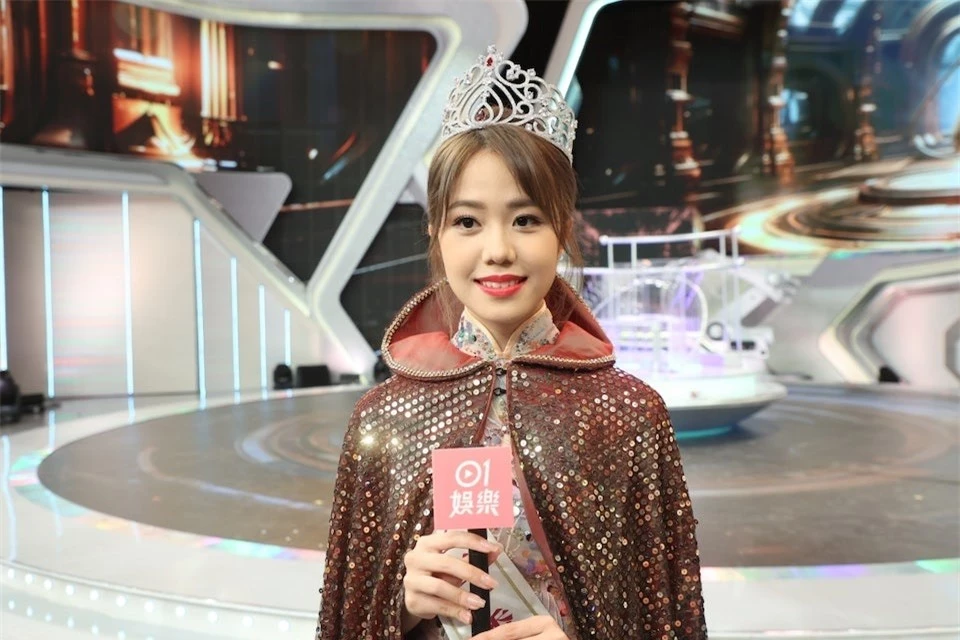 Sắc vóc cô gái 21 tuổi phá vỡ lời nguyền để trở thành Hoa hậu Hong Kong 2023 ảnh 3