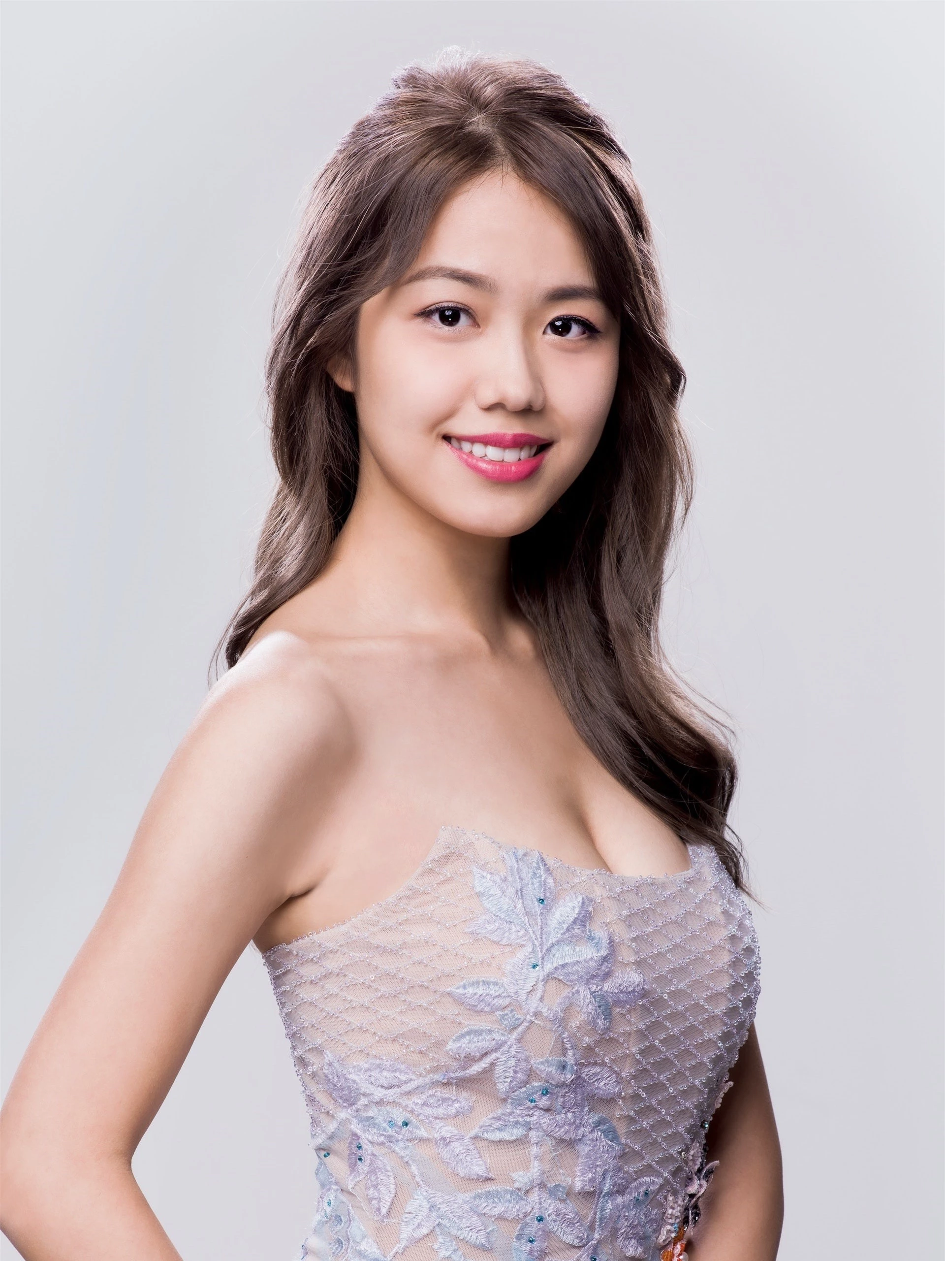 Sắc vóc cô gái 21 tuổi phá vỡ lời nguyền để trở thành Hoa hậu Hong Kong 2023 ảnh 6
