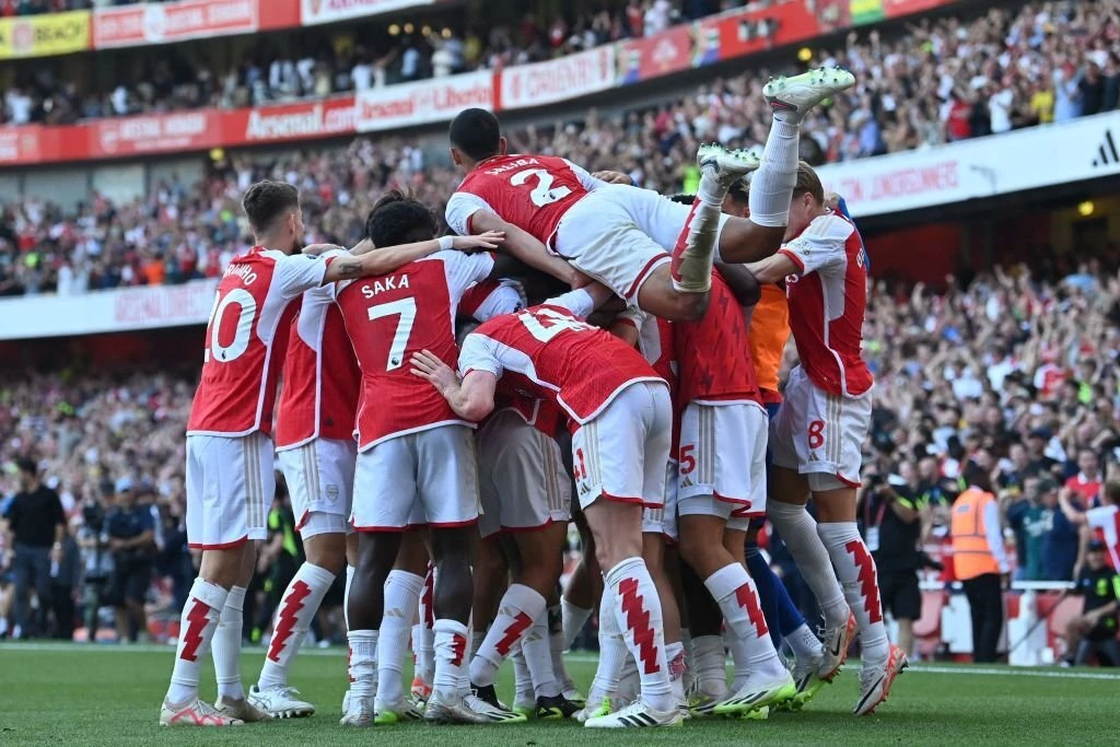 Arsenal ăn mừng chiến thắng trước Man Utd.