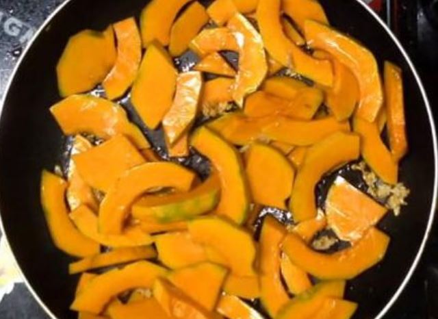 Công thức làm bí đỏ xào tỏi ngon miệng, đủ chất lại không sợ béo