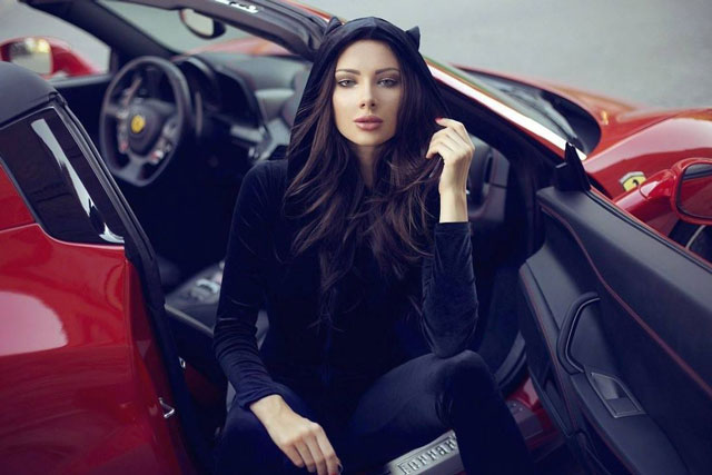 CLIP: Siêu mẫu Nga Julia Adasheva rực rỡ quyến rũ bên siêu xe Ferrari