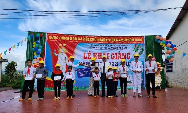 Trao học bổng tại Trường TH và THCS Đắk Plao (huyện Đắk Glong, Đắk Nông)
