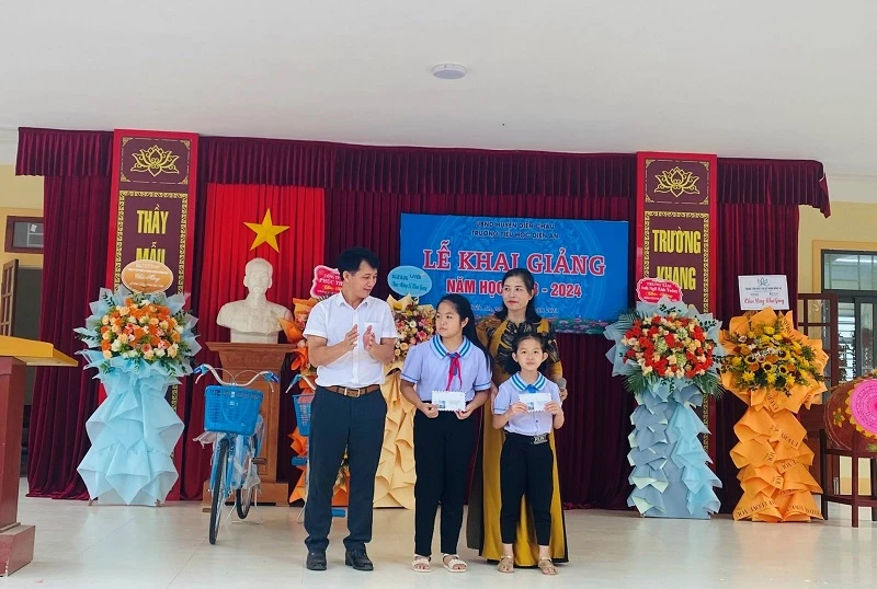Tại huyện Diễn Châu ( tỉnh Nghệ An), Công ty Thủy điện Đồng Nai cũng gửi trao 2 suất học bổng cho 2 em học sinh tại Trường tiểu học Diễn An có hoàn cảnh khó khăn vượt khó học giỏi, mỗi suất 10 triệu đồng.  