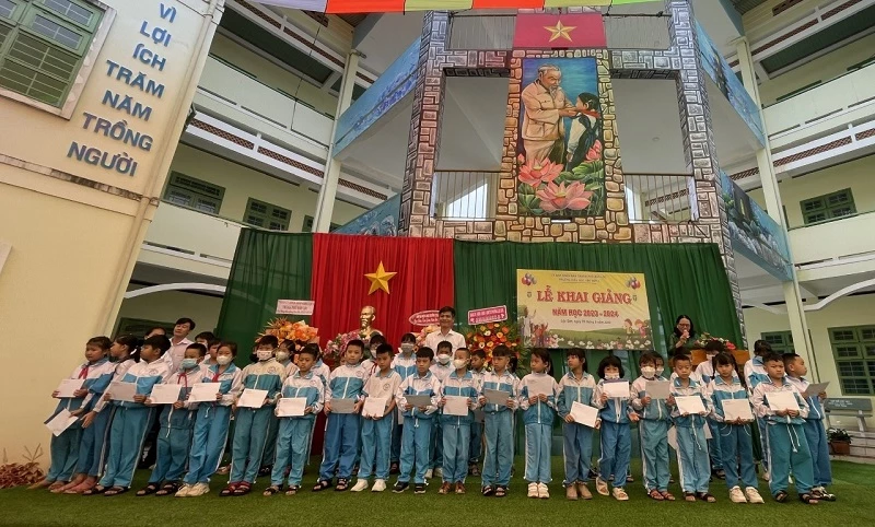 Trao 40 suất học bổng mỗi suất 500.000 đ cho các em học sinh tại Trường tiểu học Lộc Sơn 1 (Tp Bảo Lộc, Lâm Đồng)