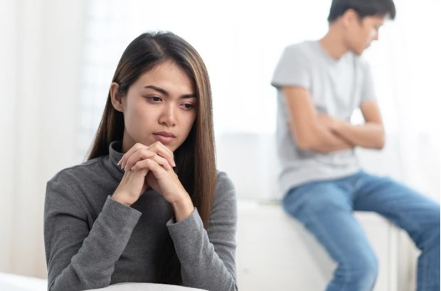 Con trai hào phóng tặng em họ con cá sấu bông cũ, chồng tôi biết chuyện liền vội vã về quê đòi lại, đến khi anh rạch bên trong lấy ra một vật, tim tôi đau thắt