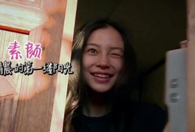 Mặt mộc sao nữ Cbiz mới ngủ dậy: Địch Lệ Nhiệt Ba đẹp bất chấp, Dương Mịch lộ khuyết điểm