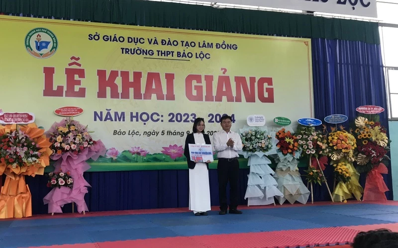 Trao học bổng cho các em học sinh tại trường THPT Bảo Lộc