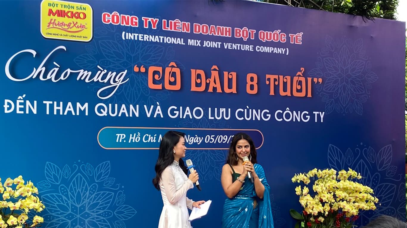 "Cô dâu 8 tuổi" đến Việt Nam thưởng thức món bánh xèo