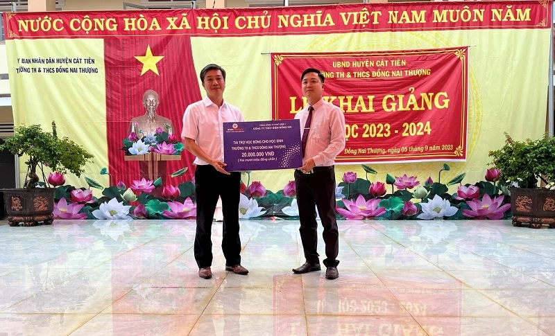 Trao học bổng tại Trường TH và THCS Đồng Nai Thượng (huyện Cát Tiên, Lâm Đồng)