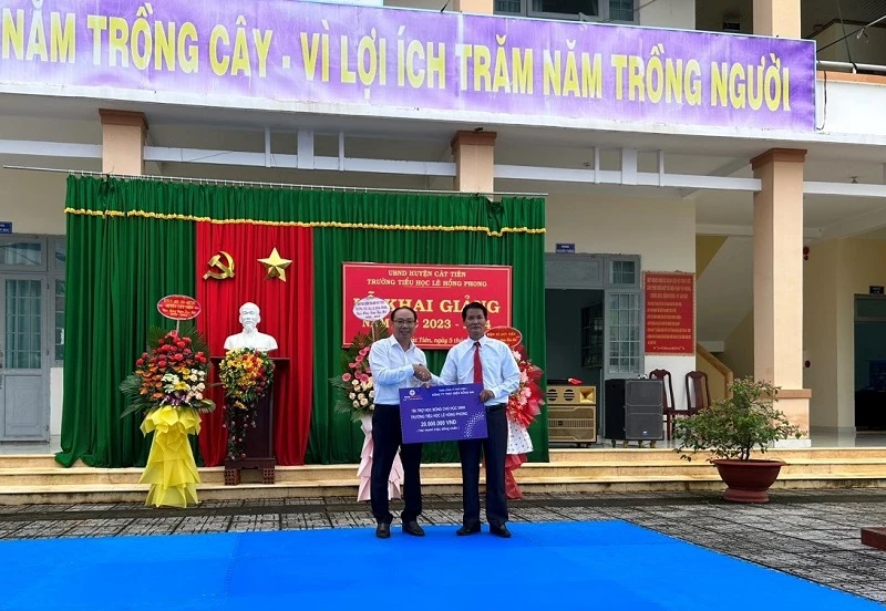 Trao học bổng tại Trường Tiểu học Lê Hồng Phong (huyện Cát Tiên, Lâm Đồng)