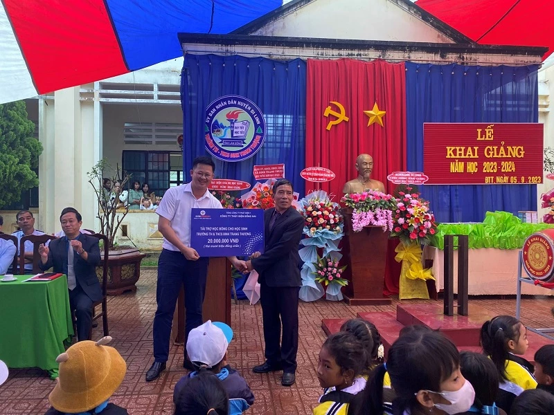 Trao học bổng tại Trường TH và THCS Đinh Trang Thượng (huyện Di Linh, Lâm Đồng)  