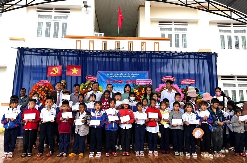 Công ty Thủy điện Đồng Nai trao học bổng cho học sinh nghèo vượt khó