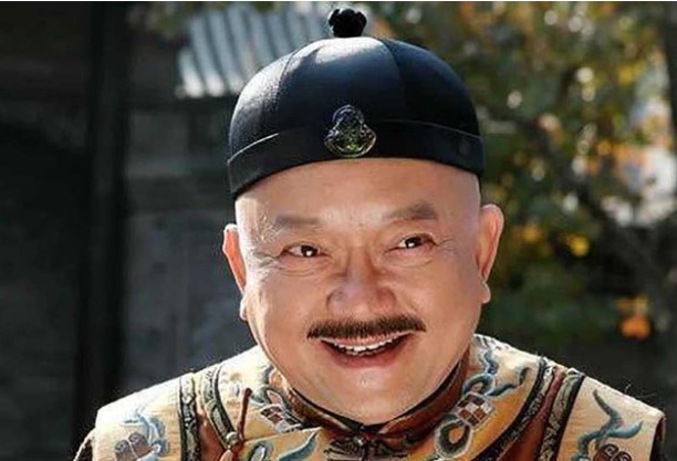 Càn Long viết một chữ, văn võ bá quan nức nở khen, chỉ mình Hòa Thân mặt mày tái mét