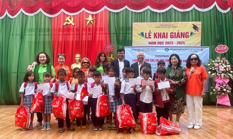 Hiệp hội Doanh nghiệp tỉnh Lâm Đồng phối hợp với Quỹ Doanh nhân vì cộng đồng - Hiệp hội Doanh nghiệp TP Hồ Chí Minh, tổ chức trao tặng quà cho các em học sinh có hoàn cảnh khó khăn trên địa bàn huyện Lâm Hà