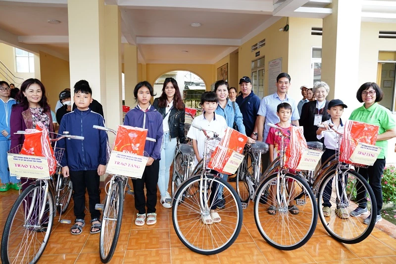 Trao xe đạp cho học sinh Bảo Lộc.