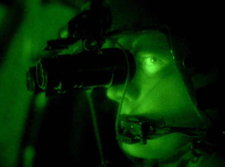 Tại sao kính nhìn về đêm luôn hiển thị màu xanh lá cây?