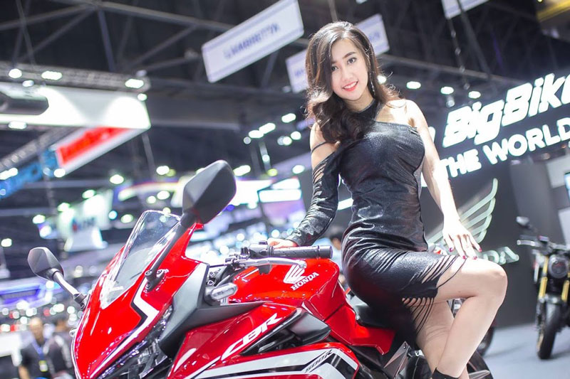 Dàn mỹ nhân xứ sở chùa vàng khoe sắc bên xe máy