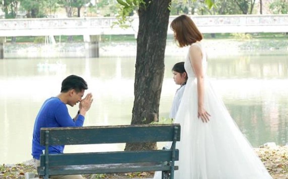 Đúng ngày tôi đi chụp ảnh cưới, chồng cũ đột nhiên xuất hiện với bộ dạng tàn tạ và cầu xin tôi đừng tái hôn