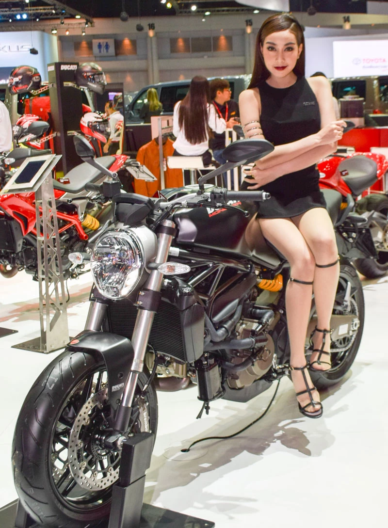 Mỹ nữ bên xe Ducati.