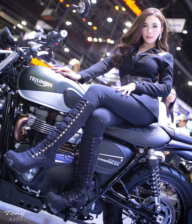 Người đẹp và xe Triumph.