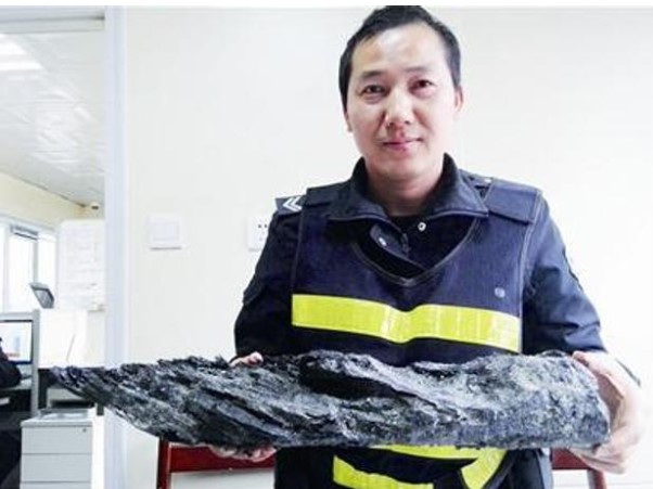 Mũi khoan sâu đến 36m bỗng “bất động” vì 1 khúc gỗ cứng dài gần 2m: Cảnh sát ập đến, công trường bị phong tỏa