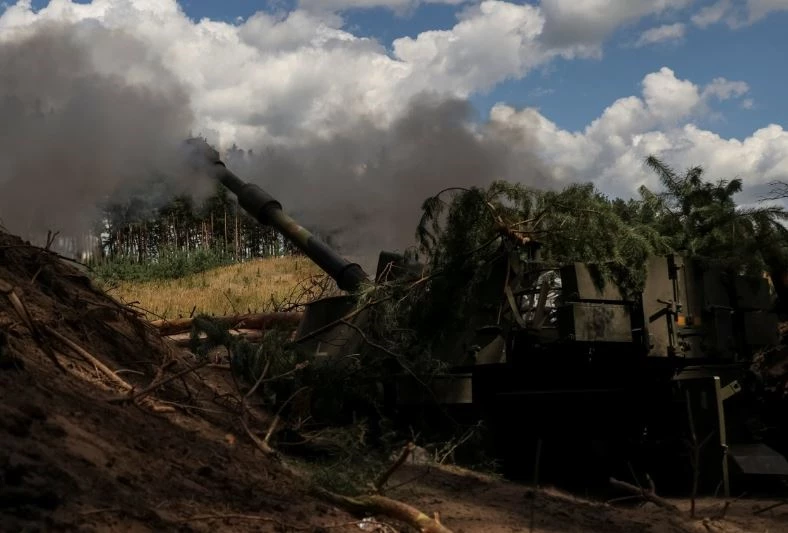Binh lính Ukraine khai hỏa lựu pháo M109 về phía quân đội Nga gần Kupiansk thuộc Kharkiv. Ảnh: Reuters.