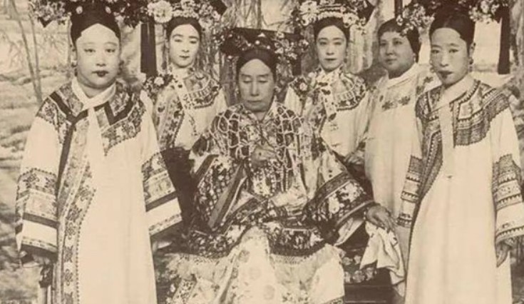 Sau khi Từ Hi băng hà, căn phòng bí mật thông với phòng ngủ được phát hiện, khung cảnh bên trong gây sửng sốt