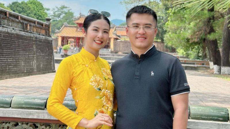 Năng suất như Ngọc Hân, đi du lịch cùng chồng mà vẫn tranh thủ làm việc