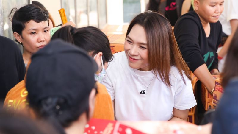 Mỹ Tâm trao học bổng cho trẻ em nghèo ở các tỉnh và tặng quà cho bà con khó khăn