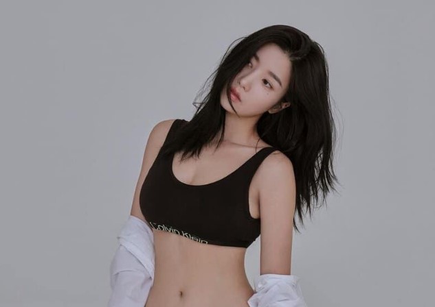 Nữ ca sĩ đắt show quảng cáo nội y sau tranh cãi