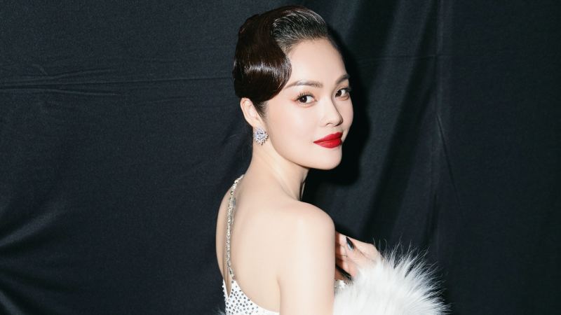 Dương Cẩm Lynh rạng rỡ sau biến cố? 