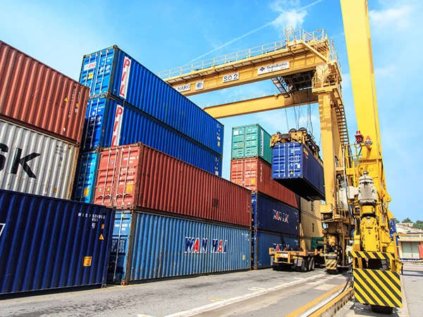 Cảng Đà Nẵng có lợi thế là một cảng biển thuận lợi cho dịch vụ container.