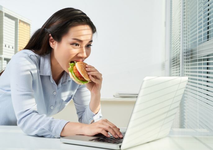 4 th&#xF3;i quen x&#x1EA5;u g&#xE2;y t&#x1ED5;n th&#x1ECD; m&#xE0; nhi&#x1EC1;u ng&#x1B0;&#x1EDD;i m&#x1EAF;c ph&#x1EA3;i