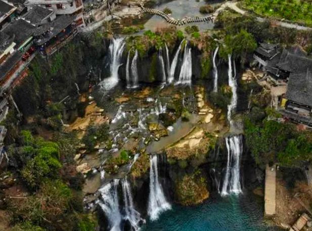 Thị trấn chênh vênh bên thác nước suốt 2.000 năm vẫn không đổ, bí mật nằm ở đâu?