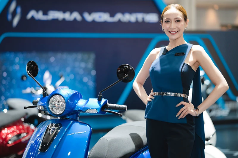 Mỹ nữ bên xe Alpha Volantis.