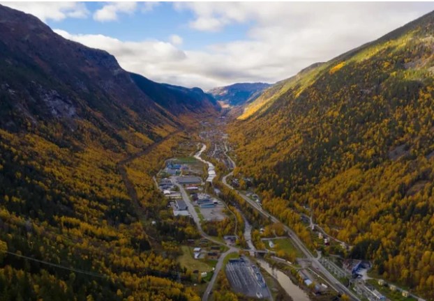 Thị trấn kỳ lạ tối như hũ nút 6 tháng/năm, người dân đặt gương khổng lồ để phản chiếu chùm ánh mặt trời 600m2 để thỏa nỗi "thèm nắng"