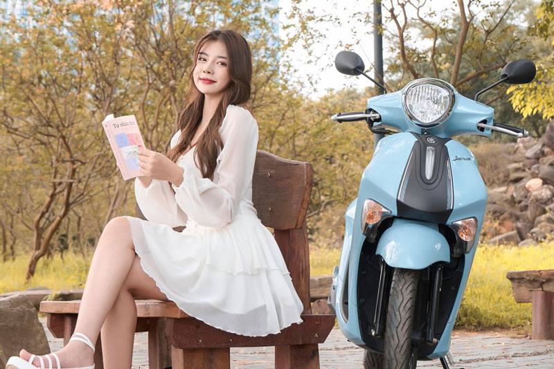 Ngắm nữ tiếp viên xinh đẹp bên “xe tay ga quốc dân”