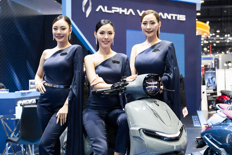 Dàn 'thiên thần' xinh đẹp bên xe tay ga