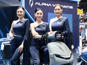 Dàn 'thiên thần' xinh đẹp bên xe tay ga