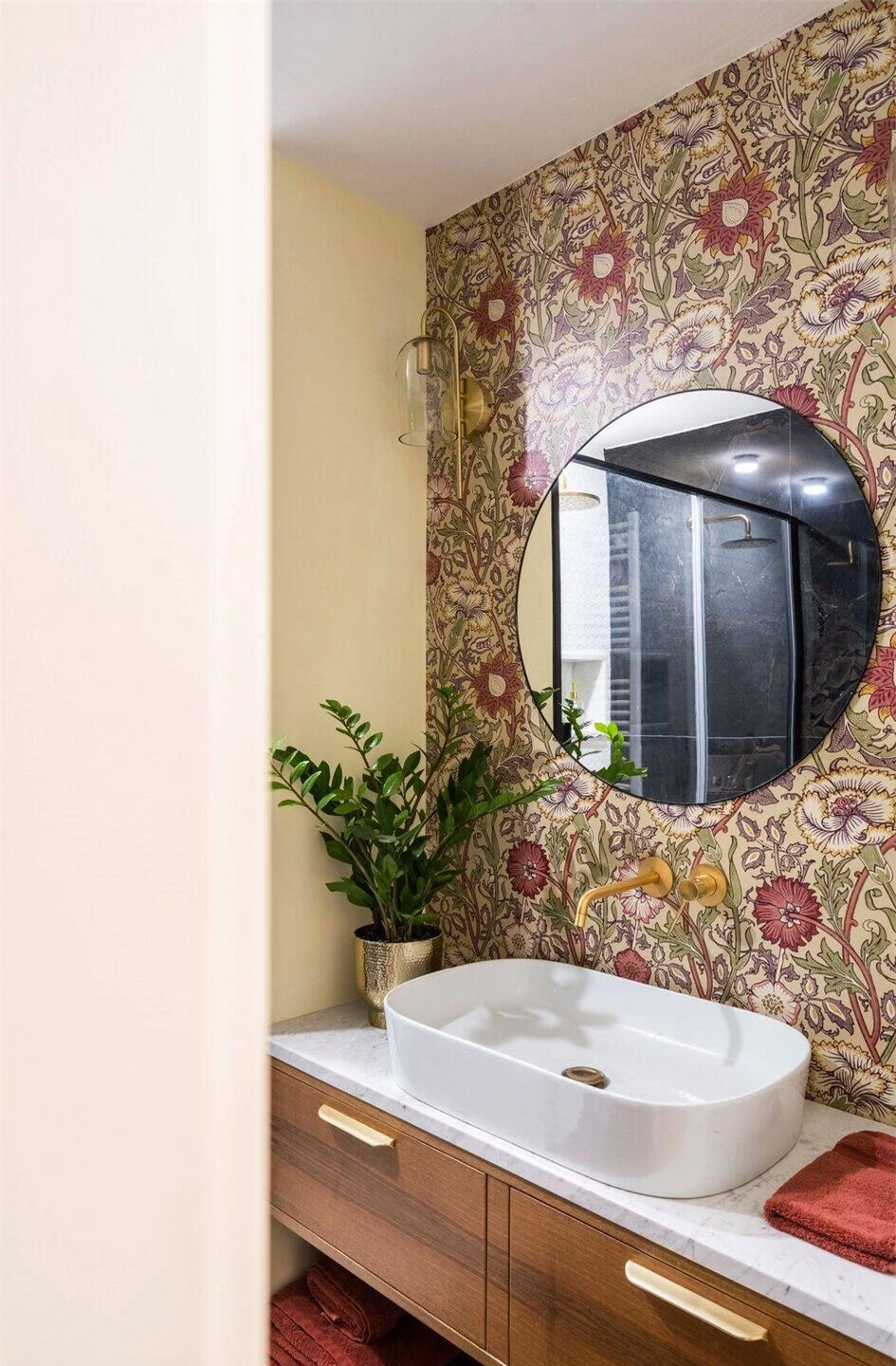 Giấy dán tường của phòng tắm chính được thiết kế bởi William Morris: một trong những người sáng lập chính của phong trào Thủ công và Nghệ thuật.