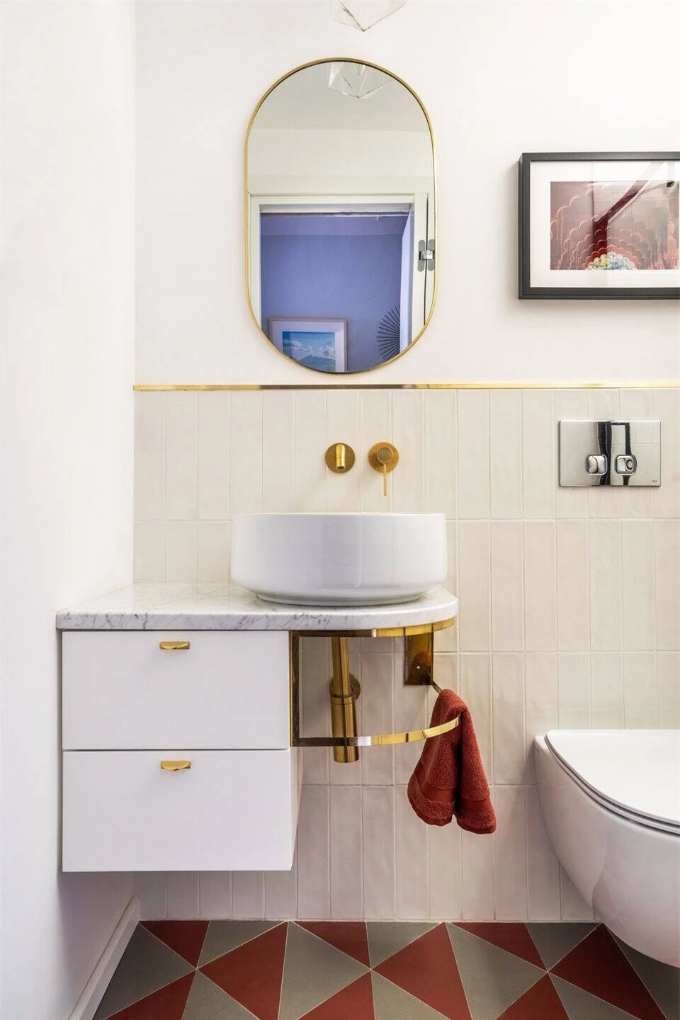 Một phòng vệ sinh khác của căn hộ, được tô điểm bằng những chi tiết mạ vàng rất bắt mắt.