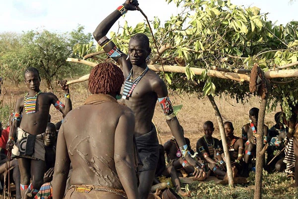 Những người phụ nữ thực hiện nghi lễ Ukuli Bula sẽ bị đánh đến chảy máu.
